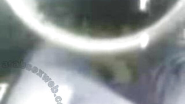 ருசியான குழந்தை காலி தனது இளஞ்சிவப்பு நிற பிளவை வெளிப்படுத்துகிறது மற்றும் ப்ளோஜாப் கொடுக்கிறது